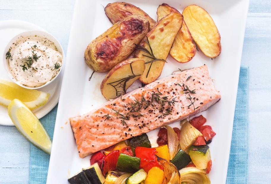 Lachsfilet Sous-vide Und Buntes Gemüse Mit Rosmarinkartoffeln | Simply ...