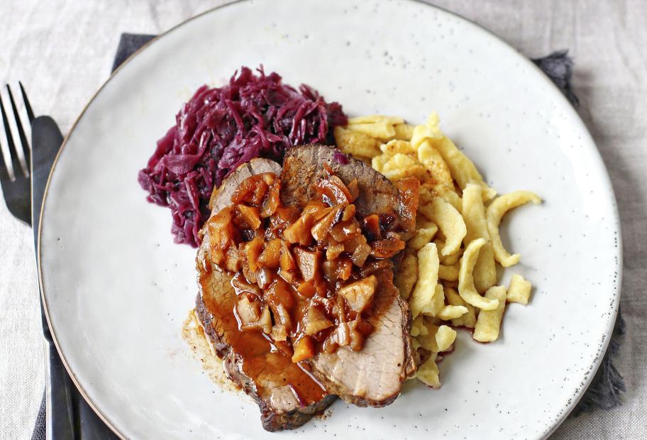 Rinderbraten mit Gemüsesauce und Rotkohl | Simply-Cookit