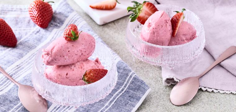 Hüttenkäse Eis mit Erdbeeren in Dessertschälchen mit frischen Erdbeeren
