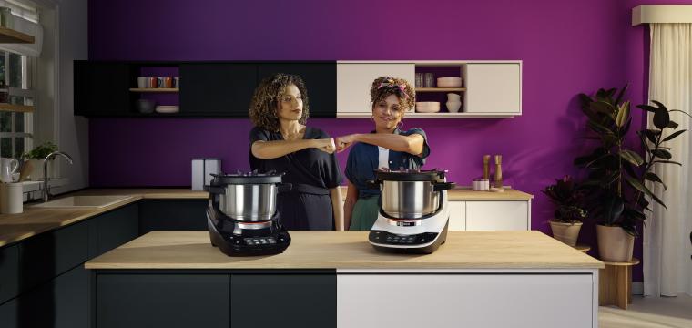 Küche mit zwei Frauen mit dem neuen Cookit in der Black Edition neben dem klassischen schwarz-weißen Cookit.