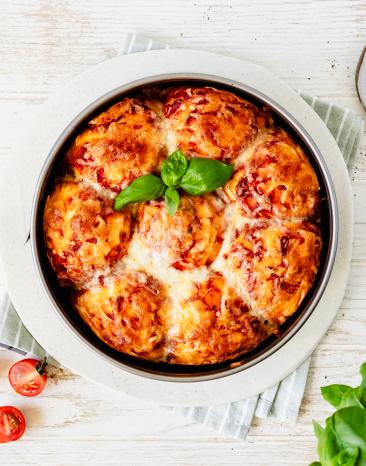 Bubble Pizza mit Basilikum und Tomaten