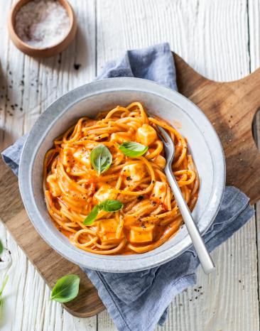 Cremige Spaghetti Tomate-Mozzarella auf Teller
