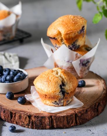 Blaubeer-Buttermilch-Muffins auf einem Holzbrett