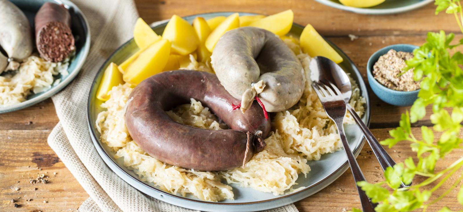 schlachtplatte-mit-blut-und-leberwurst-salzkartoffeln-und-sauerkraut_landscape.jpg